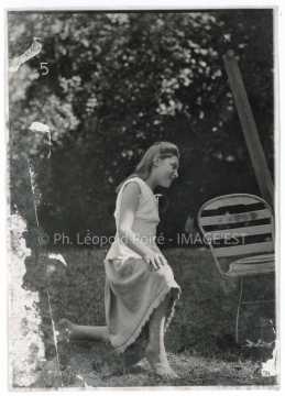 Jeune femme agenouillée dans un jardin (Nancy)